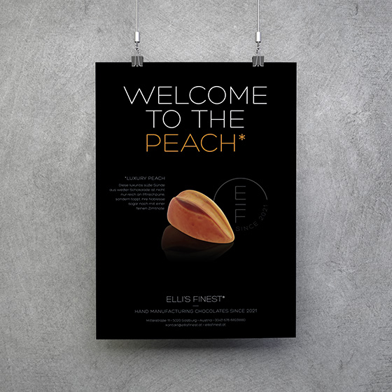 mit "Welcome to the Peach" Praline und Text bedruckte, schwarze Platte hängend präsentiert Beton-Hintergrund