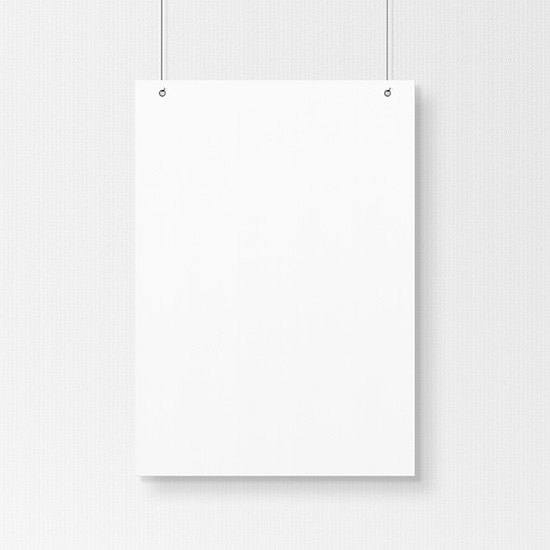 weiße, hängende Plakattafel auf gräulichem Hintergrund